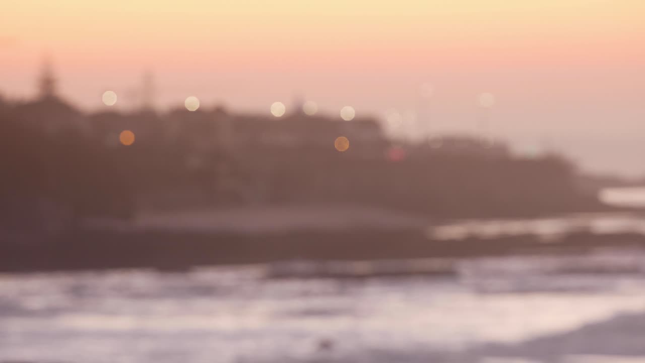 리스본 시내의 고층 건물과 교통 체증 위로 흐릿한 일출은 새벽에 도시의 스카이라인에 대한 놀랍고 몽환적인 전망을 만들어냅니다.