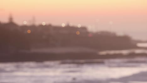 el amanecer borroso sobre los rascacielos y el tráfico del centro de lisboa crea una vista increíble y de ensueño del horizonte de la ciudad al amanecer.