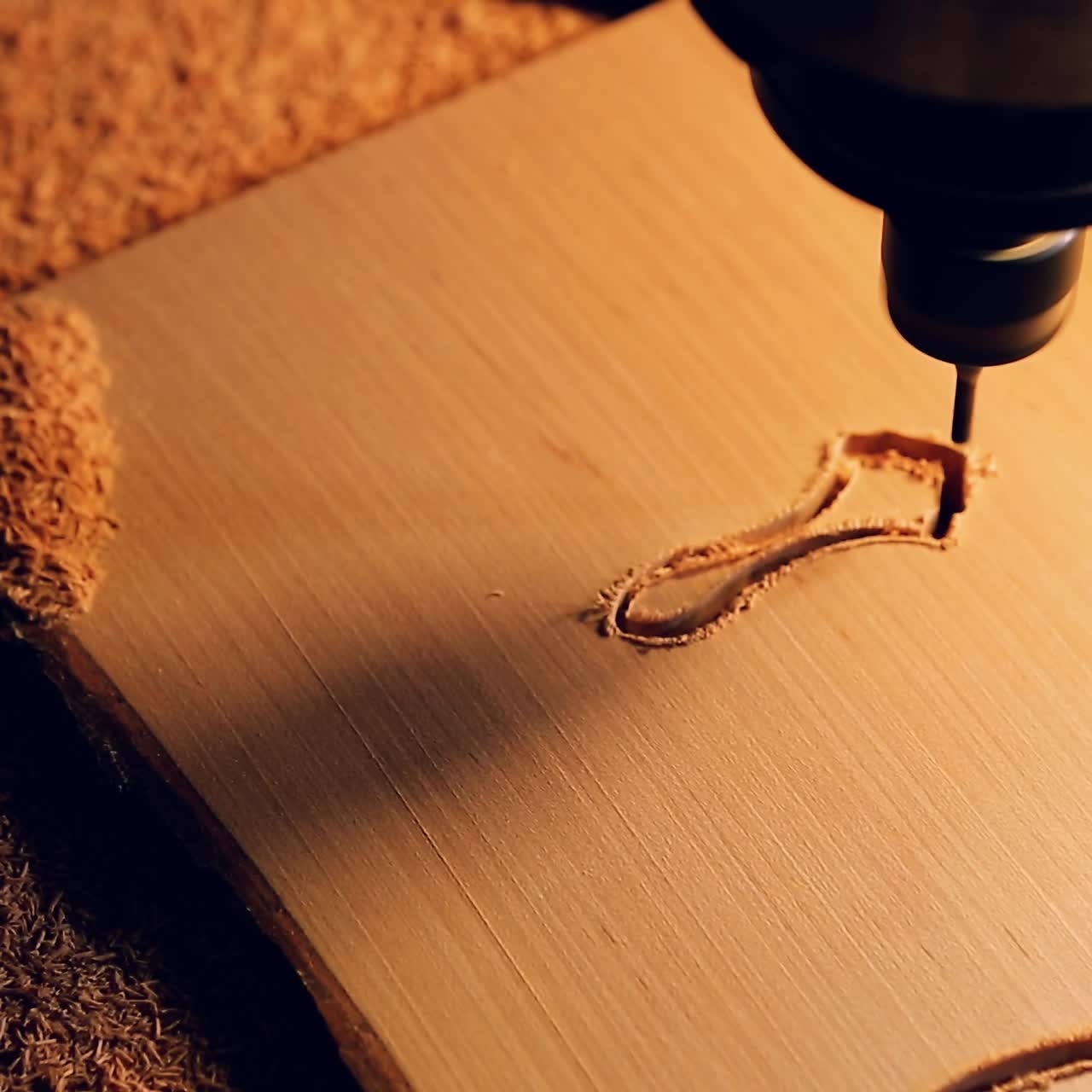 la máquina de corte de madera con taladro está cortando moldes de madera