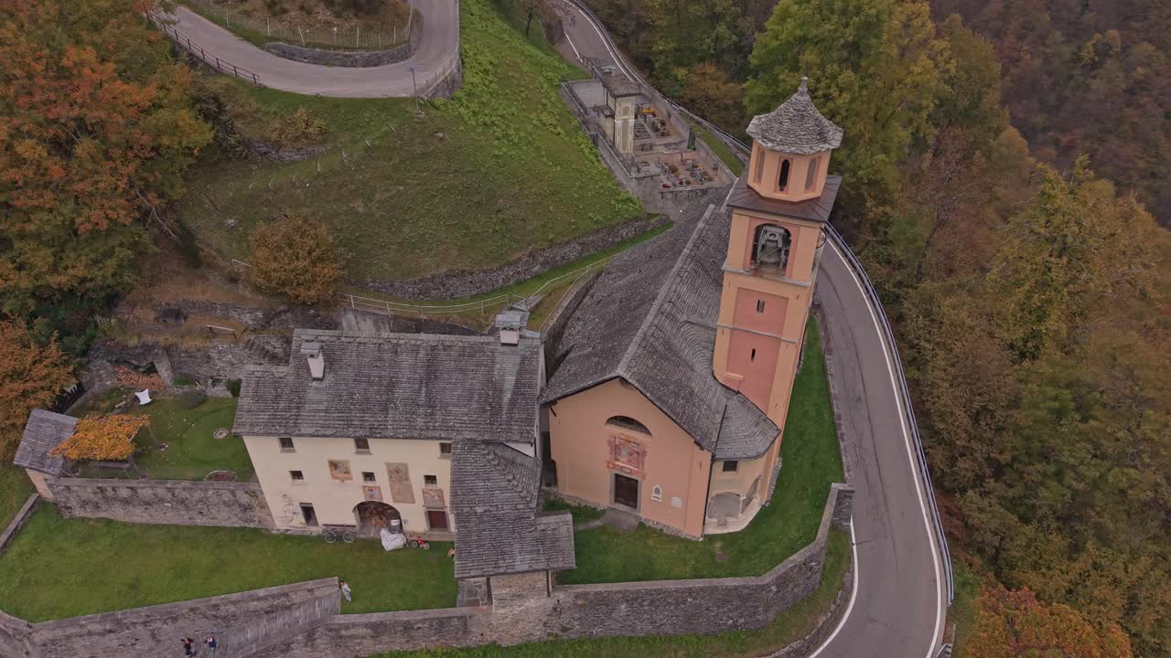Vue à vol d'oiseau de la Chiesa di Santa Maria à Cerentino, nichée dans les montagnes suisses
