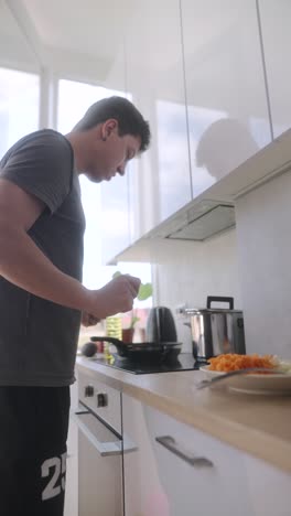 hombre cocinando en una cocina moderna