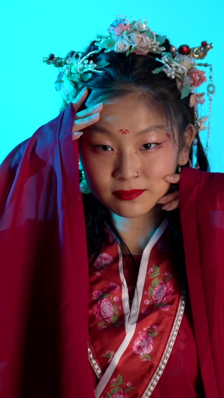 Ritratto di una donna asiatica in abiti tradizionali con illuminazione spettacolare