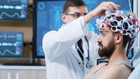 el paciente está preparado para un escáner cerebral en una instalación moderna.