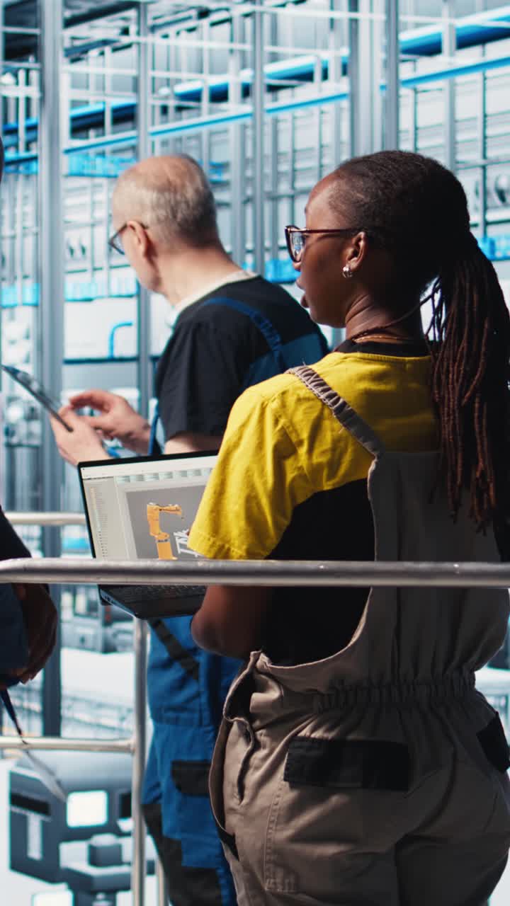 Vertical video Engineers talking with manager overseeing smart photovoltaics factory