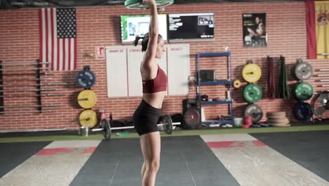 mujer levantando pesas en el gimnasio