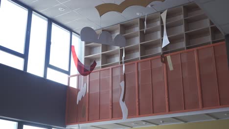 decoratie van het plafond van een moderne kleuterschool