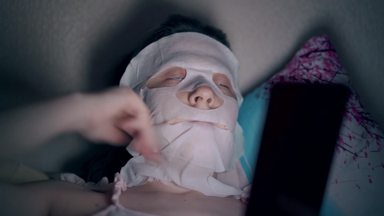 человек фиксирует белую маску на щеке и переворачивает глаза