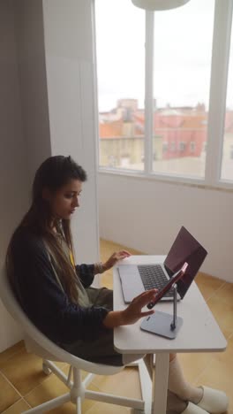 mujer trabajando desde casa en un escritorio