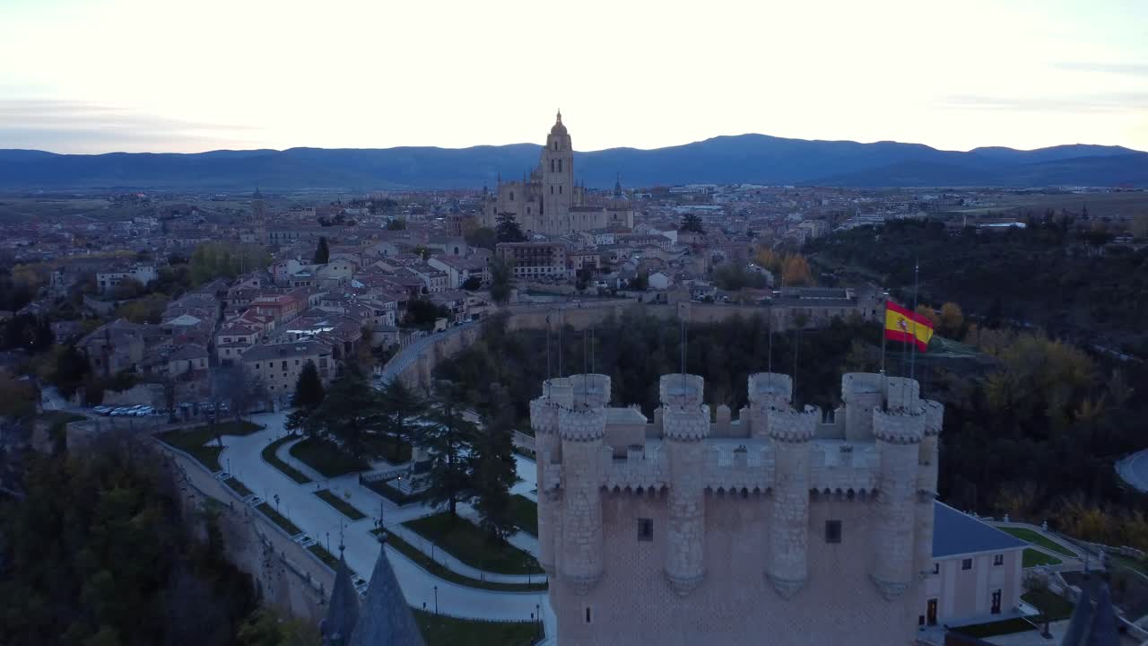 Borgo antico vicino alle montagne di sera