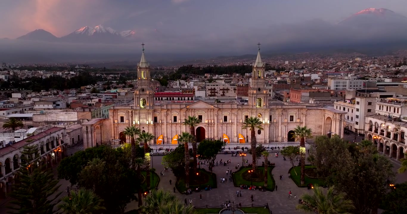 Bulliciosa Plaza de Armas y Basílica Catedral de Arequipa, vista aérea al atardecer
