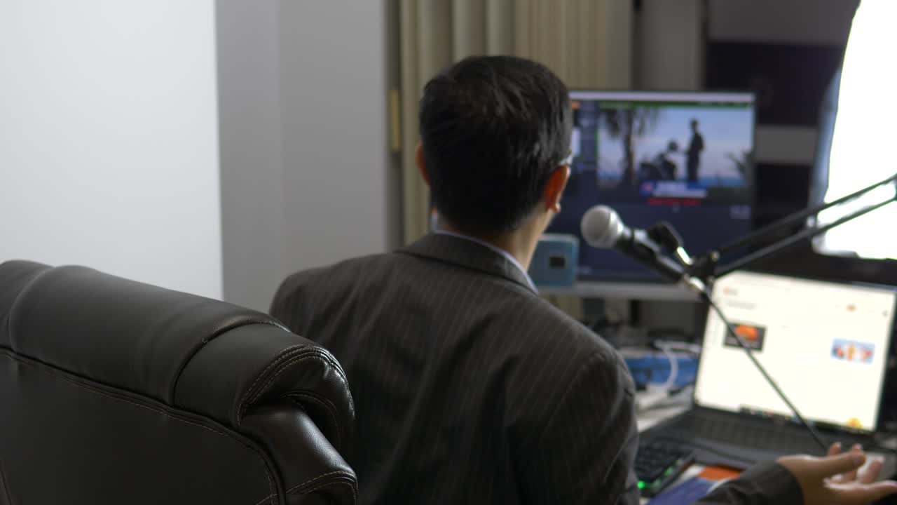 밤에 어깨 너머로 사업가 생중계