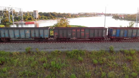 Zug-Mit-Frachtcontainern,-Die-Die-Gleise-Hinunterfahren