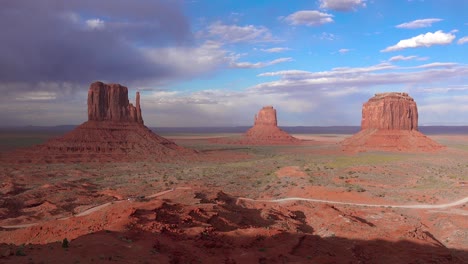 che stabilisce l'inquadratura del parco tribale navajo della valle del monumento utah 1