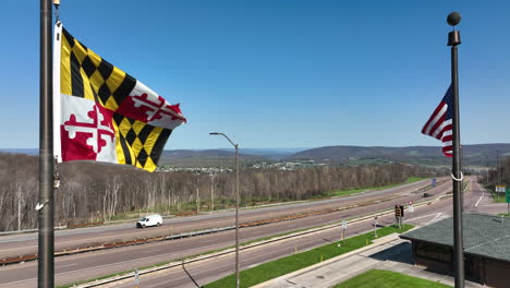 Estado-De-Maryland-Md-Y-Bandera-De-Estados-Unidos-A-Lo-Largo-De-La-Carretera-Interestatal