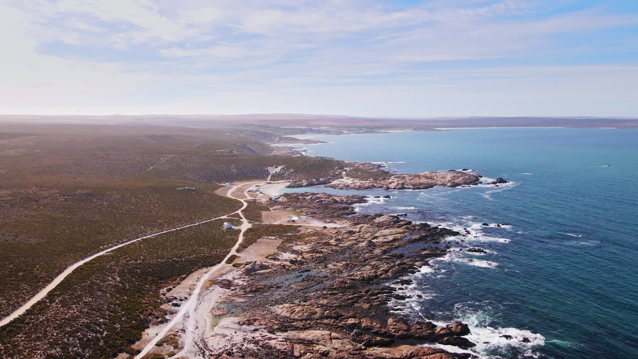 Vista aerea sulla costa frastagliata e le dune della riserva naturale di Cape Columbine