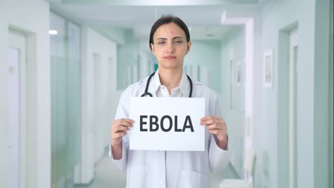 una triste doctora india con un estandarte de ébola