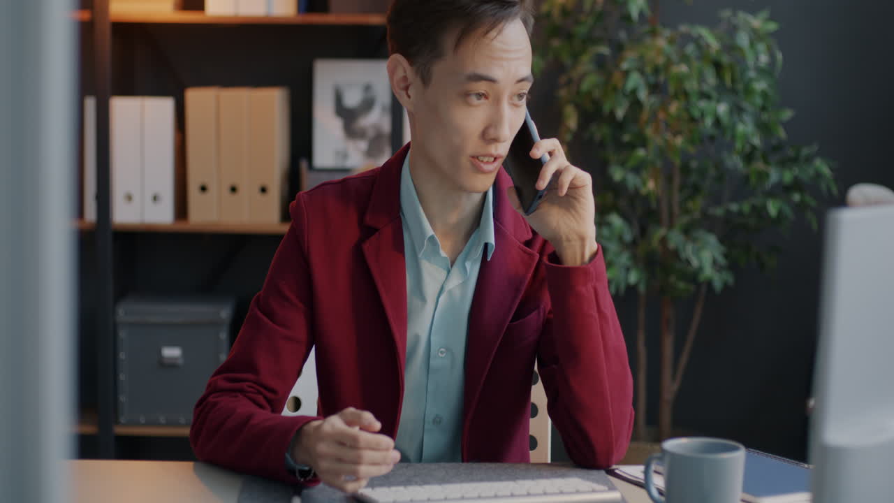 사무실에서 전화하는 사업가