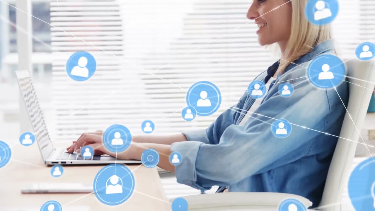 animación de una red de iconos de perfil contra una mujer caucásica sonriendo mientras usa una computadora portátil en la oficina