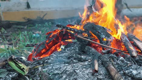 Plano-Medio-De-Un-Pequeño-Fuego-Ardiendo-Y-Ardiendo-Con-Llamas-Naranjas