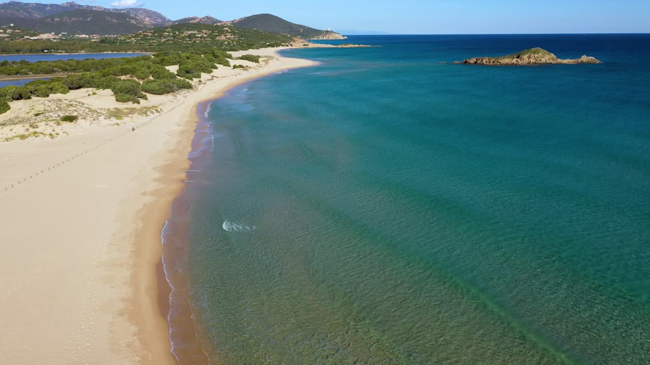 Veduta aerea della splendida spiaggia di Su Giudeu, senza persone, con incredibili panorami di acqua turchese, lagune e colline nel sud della Sardegna, Italia.