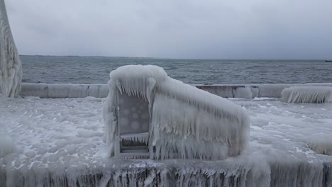 Ufergegend-Mit-Eisapokalypse-Feeling