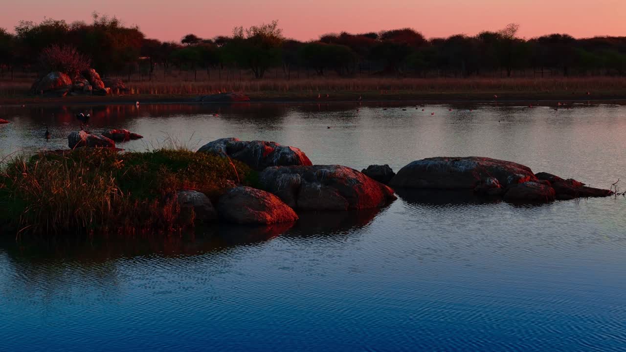 Ripresa aerea 4K - Area dell'Okavango al crepuscolo, Botswana