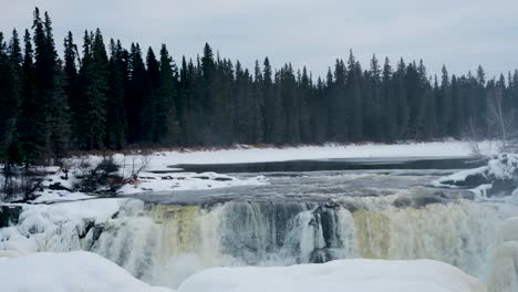 Statische-Zeitraffer-4K-Schwenkaufnahme-Der-Umwelt,-Natur,-Tourismus,-Reise,-Wahrzeichen,-Gefrorener-Winter,-Pisew-Kwasitchewan-Falls,-Wasserfall,-Provinzpark-In-Der-Nähe-Von-Thompson,-Manitoba,-Nördliche-Arktische-Kanada-Landschaft