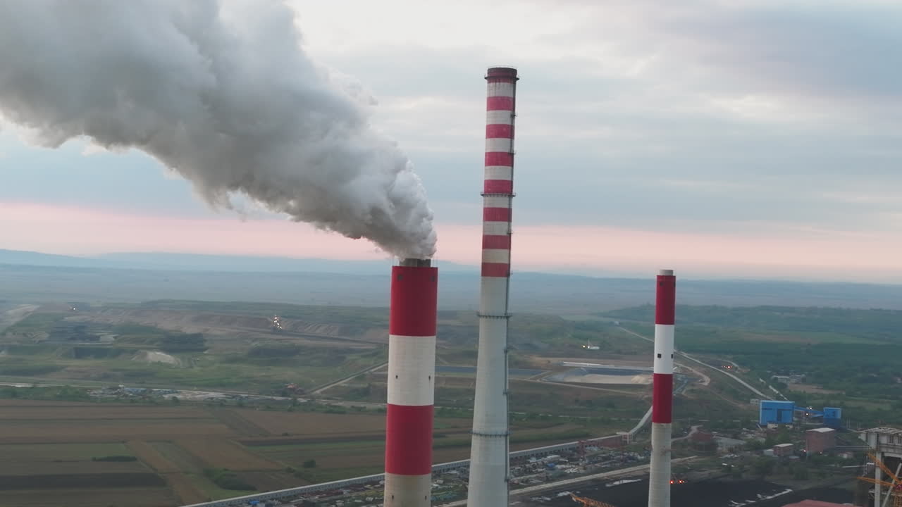 centrale elettrica con ciminiere