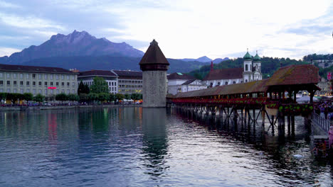 ciudad de lucerna con lago en suiza