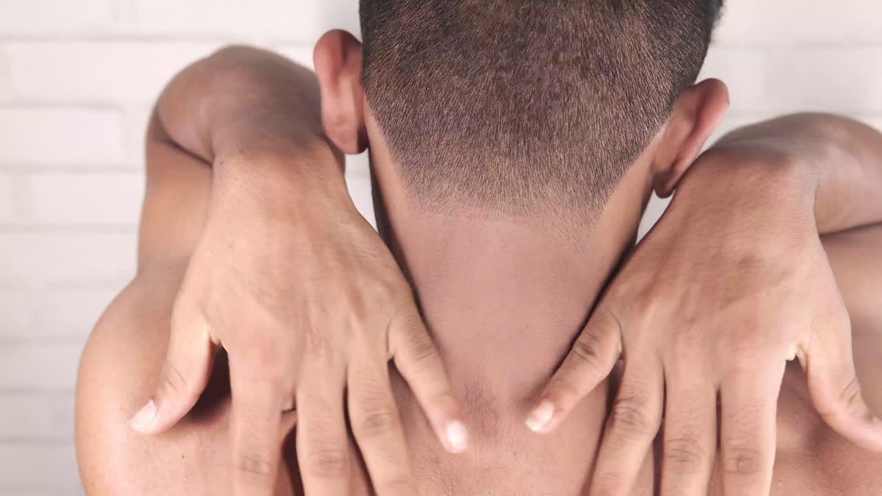 목 통증이 있는 사람