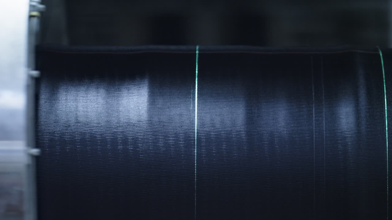 cinta de goma de neumático de primer plano girando en una máquina de fabricación tecnológica moderna