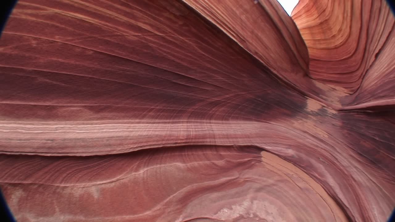 panright de paredes de cañón de arenisca arremolinadas en un desierto