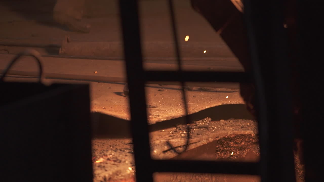 스파크를 가진 금속 가공 과정