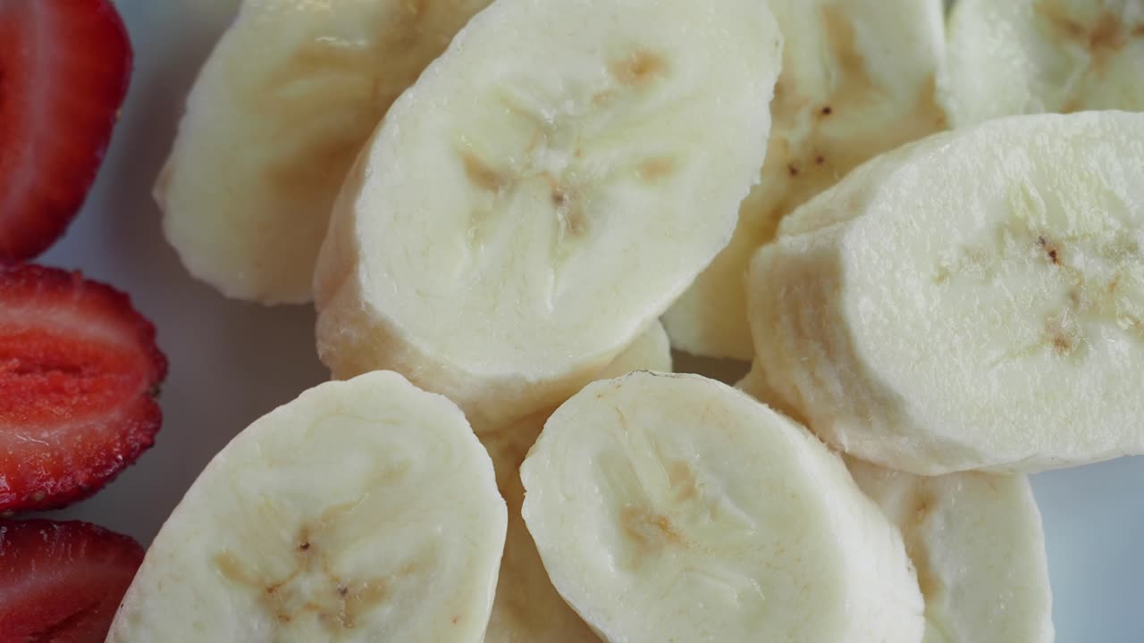 접시 에 개진 바나나 와 딸기 를 어