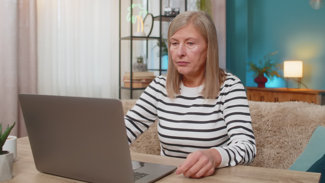 Moden kvinde på bordet derhjemme oplever systemnedbrud fejl virus på bærbar computer frustreret stress