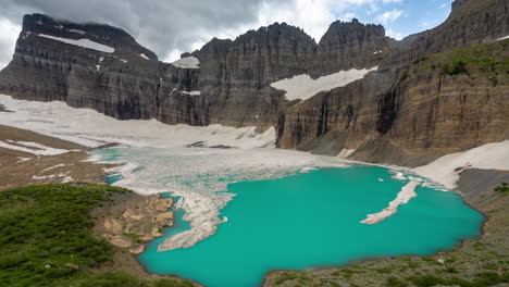 lapso de tiempo, glaciar y agua glacial azul aguamarina bajo acantilados de montaña y nubes lago iceberg, monte grinnell, parque nacional glaciar, montana, ee.uu.