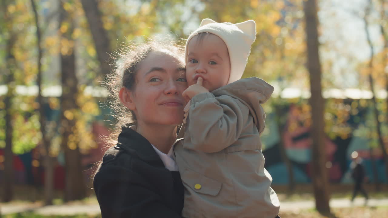 Herzerwärmende Familienumarmung. Zärtlicher Moment im sanften Sonnenlicht. Friedliche Szene von Mutter und Kind im Freien. Ein besinnliches Bild, das mütterliche Zuneigung und eine gemütliche Familienatmosphäre während der goldenen Stunde einfängt.