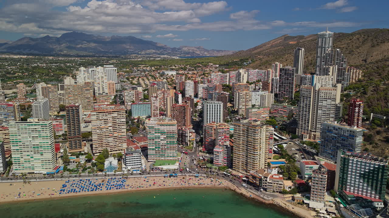 Vista aerea della spiaggia della città di Benidorm e dei grattacieli in una giornata di sole.
