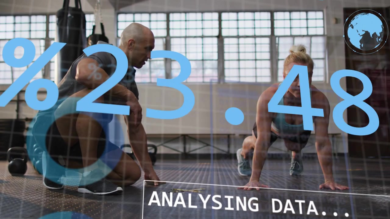 Træner knæler, mens elev laver planke i fitnesscenter, HUD vises, statistik opdateres og form spores.