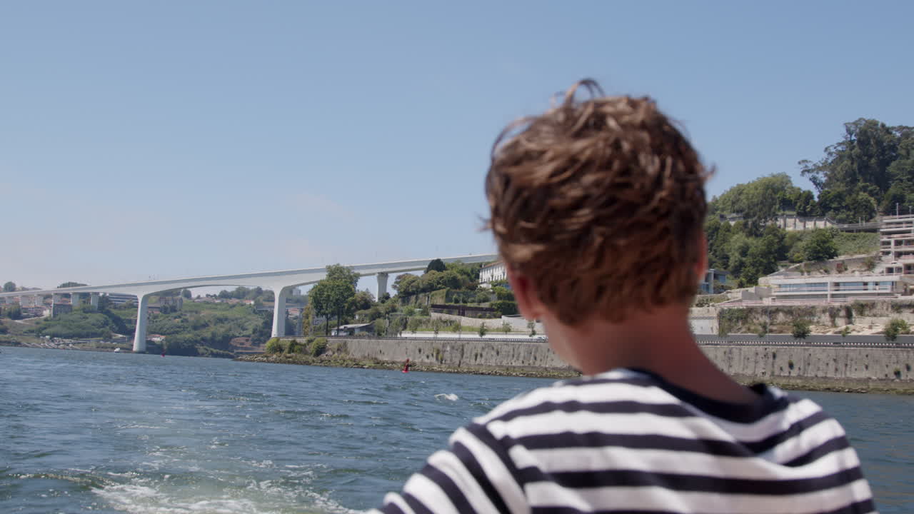 Junge blickt auf den Fluss und die Brücke in Porto, Portugal