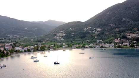 Nidri,-Un-Emblemático-Pueblo-Costero-Y-Puerto,-Sirve-Como-Un-Popular-Punto-De-Partida-Para-Excursiones-A-Las-Islas-Jónicas-Y-Playas-Cercanas-En-La-Isla-De-Lefkada,-Grecia