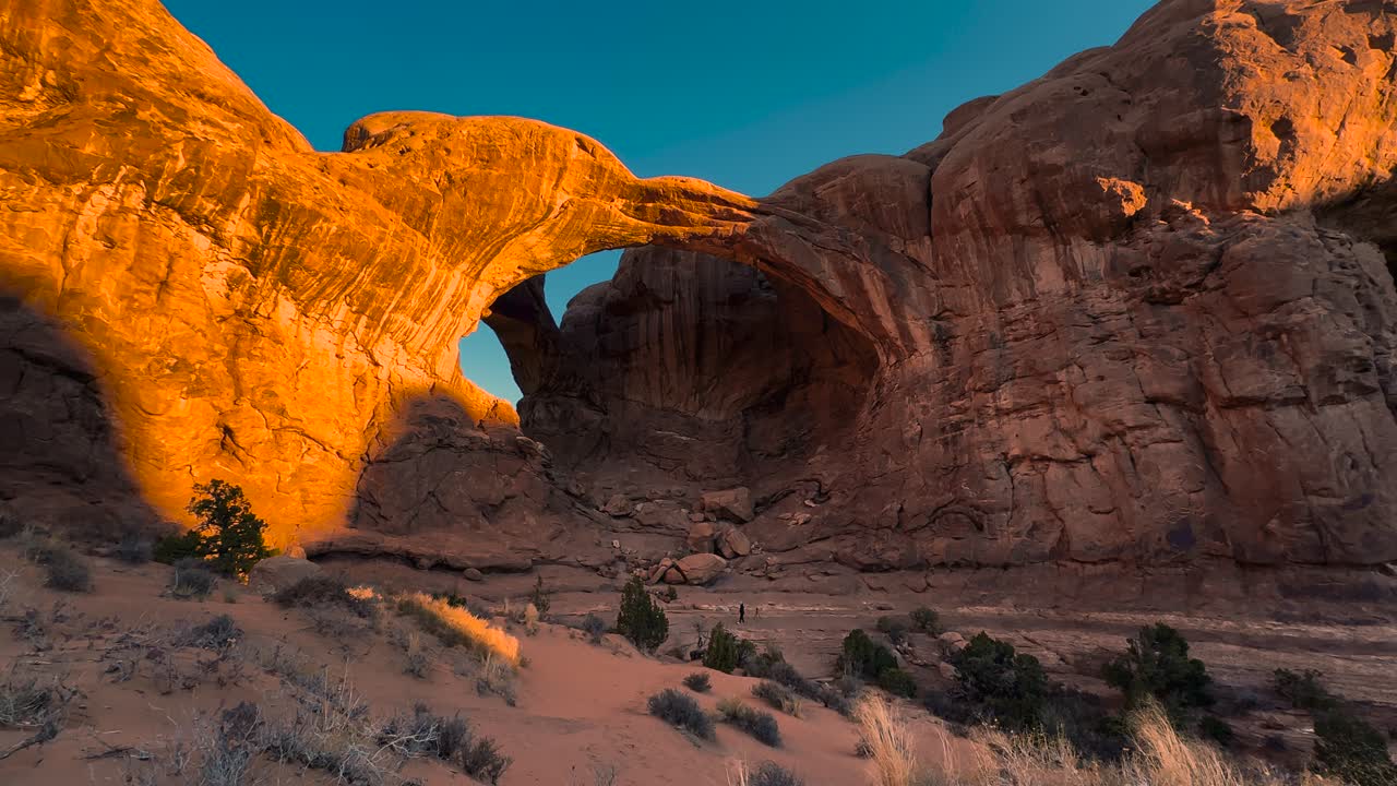 Matahari pagi di Taman Nasional Arches, Double Arch, Utah, AS