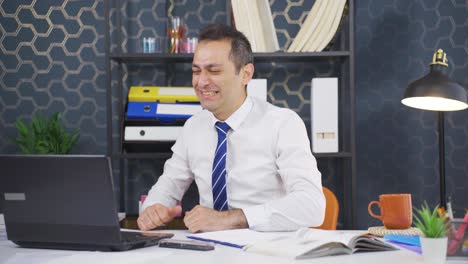 hombre de negocios viendo buenos resultados en la computadora portátil.