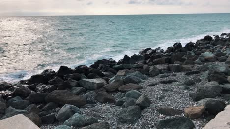las olas del océano chocando contra una orilla rocosa