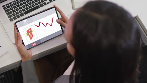 Video-De-Una-Mujer-Birracial-Trabajando-En-Una-Tableta-Con-Nft-En-La-Pantalla