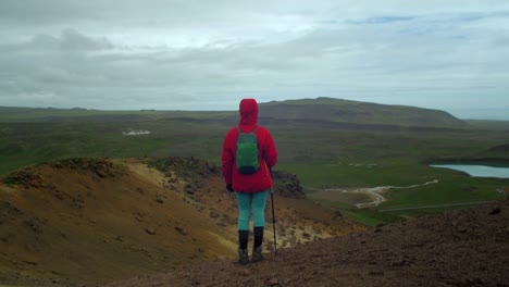 espectacular paisaje de islandia, persona caminando por el sendero y disfrutando de la vista, área de krysuvik seltun, cámara siguiendo el movimiento, seguimiento de la cámara - carro en un estabilizador de cardán steadicam