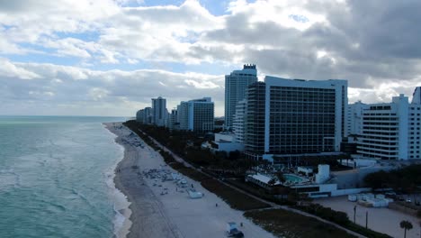 Edificios-De-Gran-Altura-Contra-Cloudscape-Al-Atardecer-En-La-Zona-De-Mid-beach,-Miami-Beach,-Florida-Usa