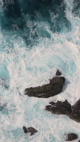 Waves-crashing-against-rocks-on-a-cliff-in-Oaxaca,-Mexico