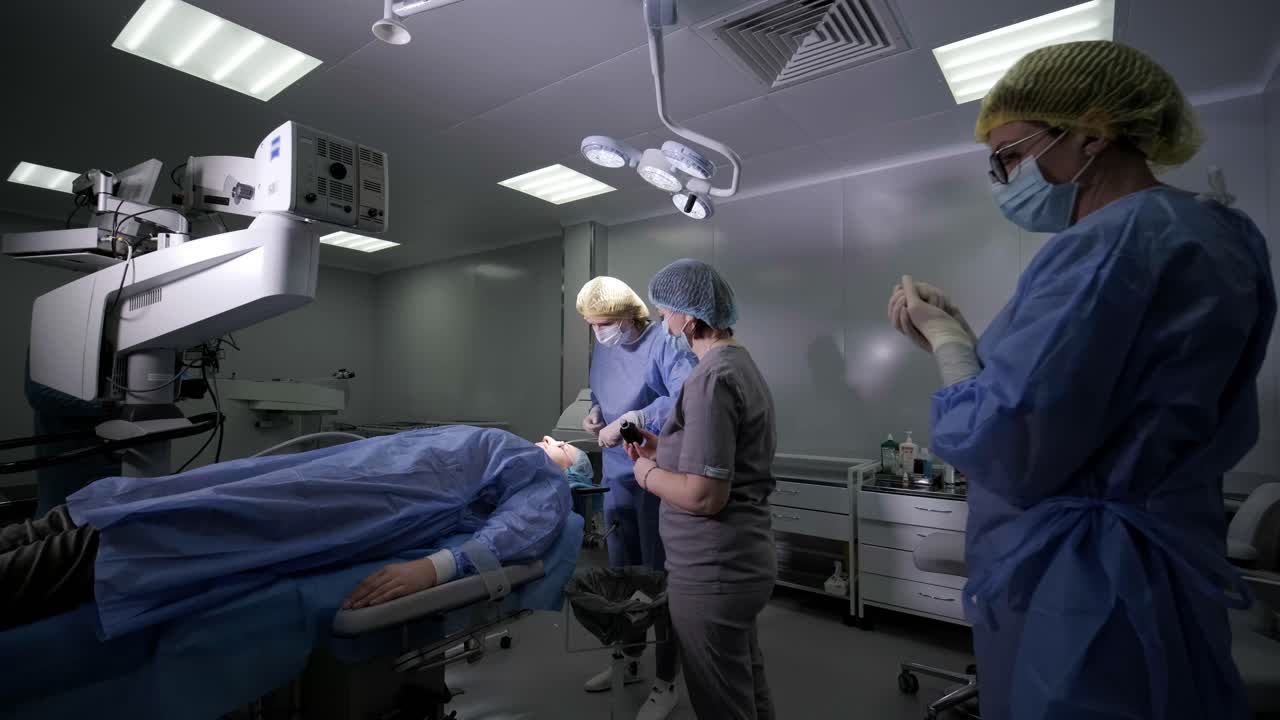 blefaroplastia cirugía plástica operación de rejuvenecimiento, modificación de la región del ojo