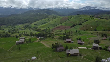 Cielos-Cambiantes-Sobre-Los-Campos-De-Arroz-En-Terrazas-De-Pa-Pong-Piang,-Norte-De-Tailandia